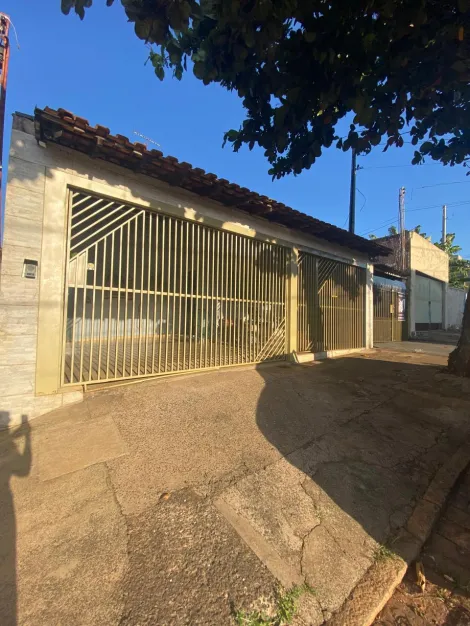 Casa com 03 dormitrios - Vila Souto